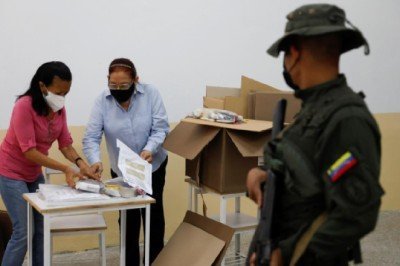 Venezuela'da iktidar partisi 23 eyaletten 20'sinde kazandı