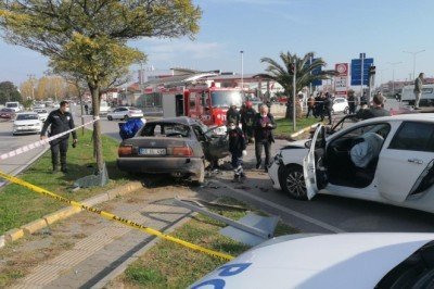 Samsun'da üç otomobilin karıştığı trafik kazasında 1 kişi öldü, 3 kişi yaralandı