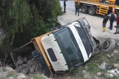 Bodrum'da hafriyat kamyonu dere yatağına yuvarlandı