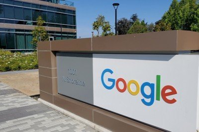 Google, ofislere dönüşü erteledi