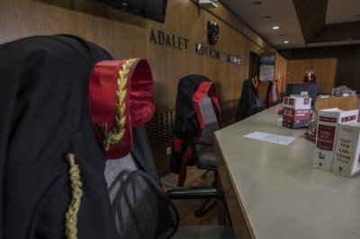 Eşini defalarca bıçaklayan sanığa 13 yıl 4 ay hapis cezası