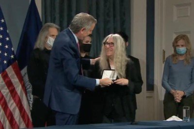 Sanatçı Patti Smith'e New York şehrinin anahtarı verildi