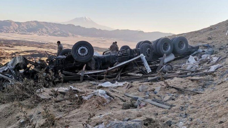 Ağrı’da saman yüklü kamyon devrildi: 2 ölü