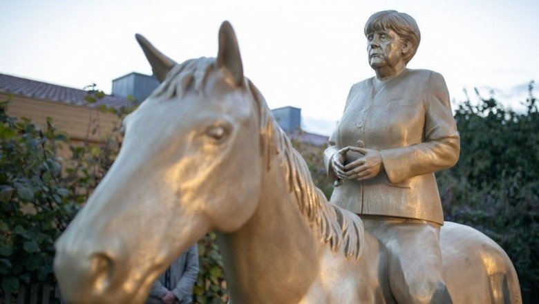 Angela Merkel’i at üstünde tasvir eden dev heykel sergilenmeye başladı