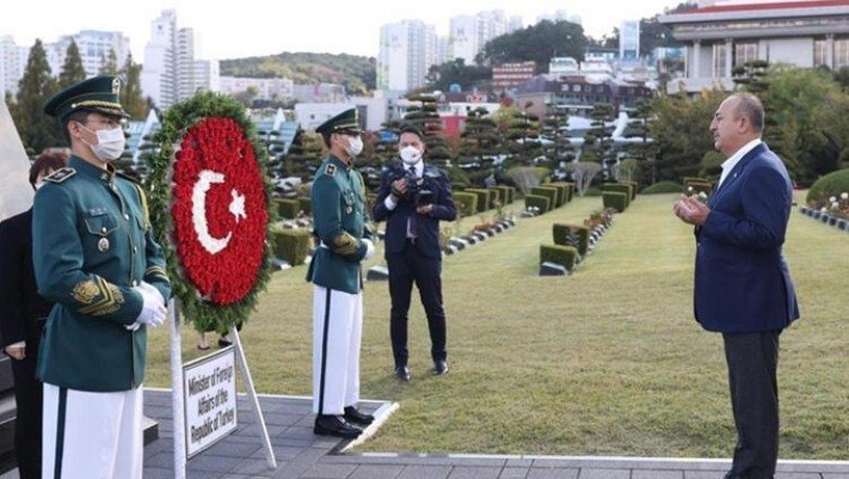 Bakan Çavuşoğlu’ndan BM Anıt Mezarlığı’na ziyaret