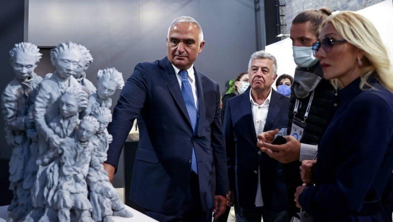 Bakan Ersoy, 16. Contemporary Istanbul’u ziyaret etti