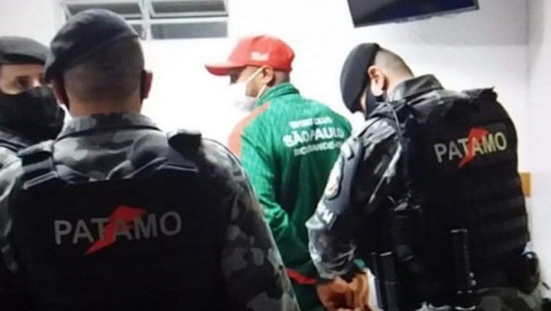 Brezilya’da hakeme saldıran futbolcu, maç sırasında gözlatına alındı
