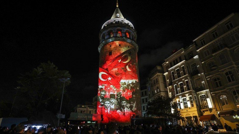 Cumhuriyet’in kuruluş serüveni Galata Kulesi’ne yansıtıldı