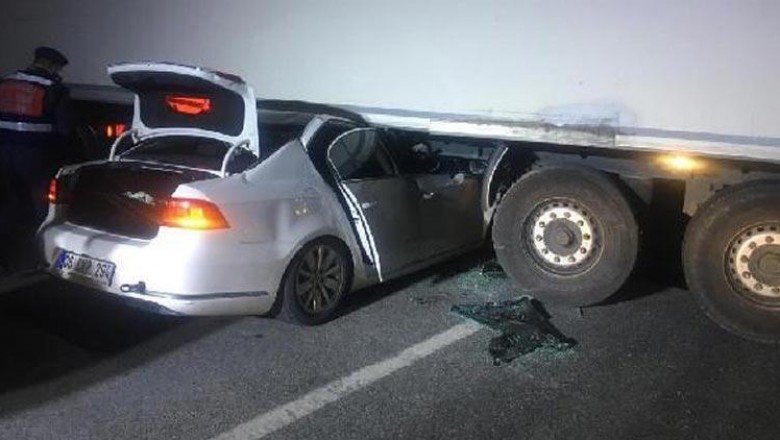 Eskişehir’de otomobil TIR’a çarptı! Emekli emniyet müdürü ile oğlu hayatını kaybetti