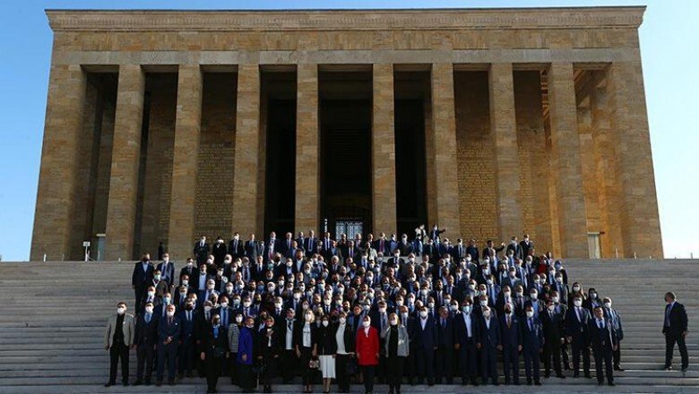 İçişleri Bakanı Soylu ve beraberindeki heyet, Muhtarlar Günü nedeniyle Anıtkabir’i ziyaret etti