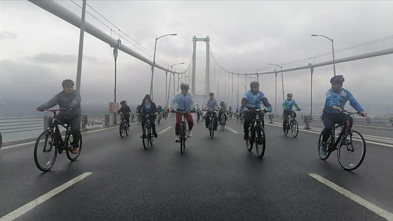 İklim değişikliğine dikkati çekmek için Osmangazi Köprüsü’nde pedal çevirdiler