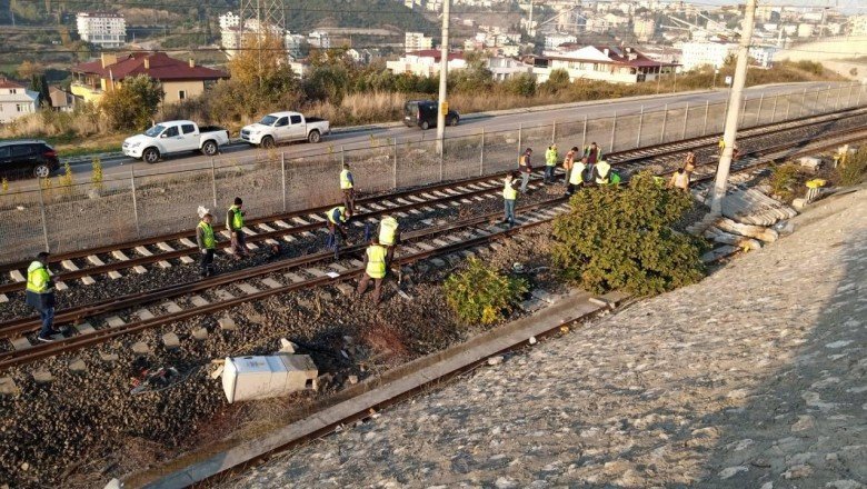 Kocaeli’de boş yolcu treninin raydan çıkan 2 vagonu kaldırıldı