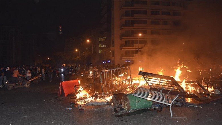 Krizlerle boğuşan Lübnan’da 17 Ekim gösterilerinin üzerinden 2 yıl geçti