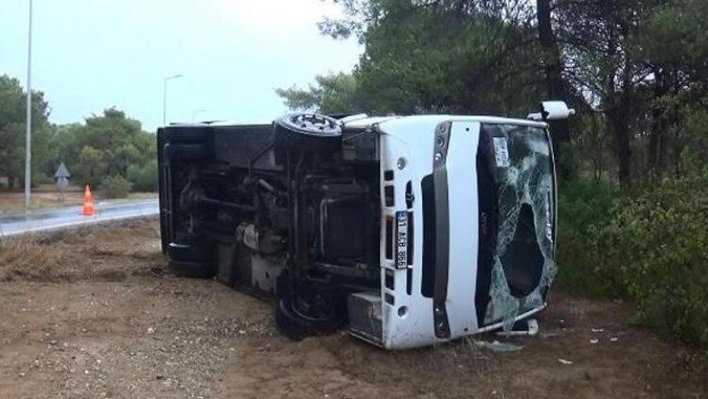 Manavgat’ta tur otobüsü devrildi: 8 yaralı