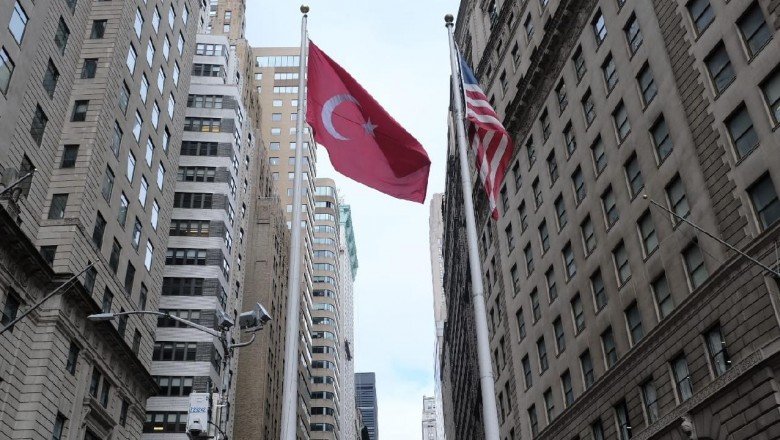 New York’ta Türk bayrağı göndere çekildi
