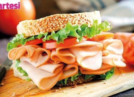 Taptaze ekmek arasına türlü çeşit lezzet…