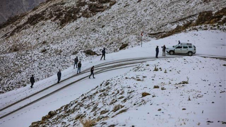 Van’da kar ve sis etkili oldu, araçlar yolda mahsur kaldı