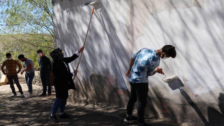 Van’da yanan evi öğrenciler boyadı