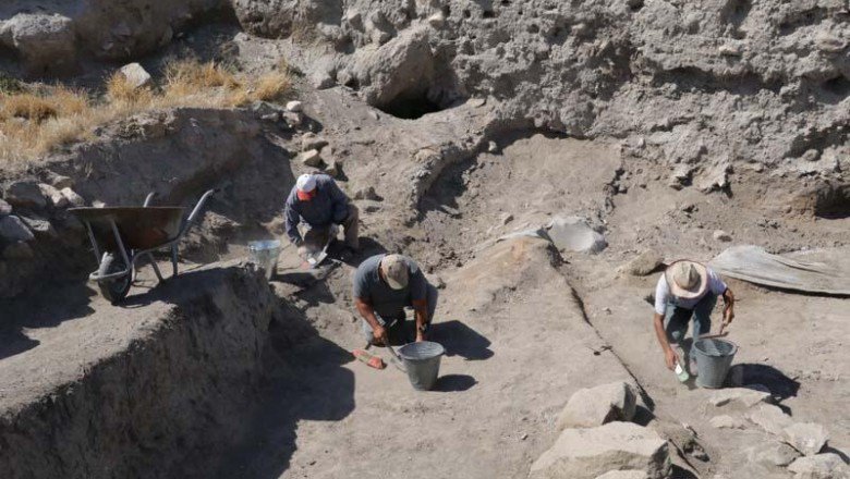 Yozgat’ın Sorgun ilçesine bağlı Peyniryemez köyündeki 5 bin 500 yıllık Çadır Höyük te kazı çalışmaları başladı