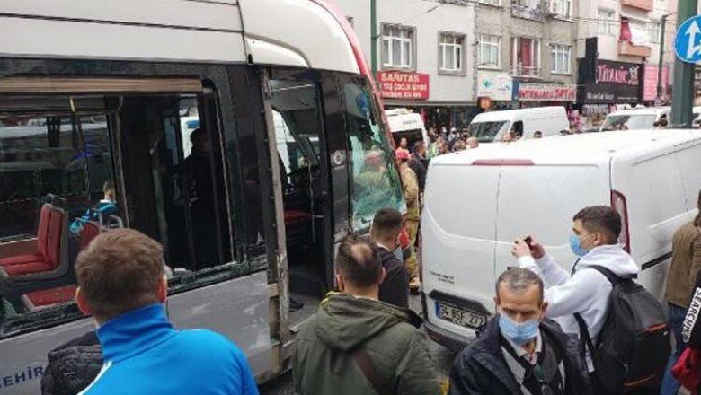 Zeytinburnu’nda tramvayla panelvan araç çarpıştı!
