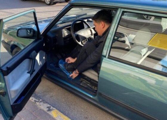 200 bin TL’ye satışa koyduğu arabasına galoşla biniyor, haftada bir gün kullanıyor