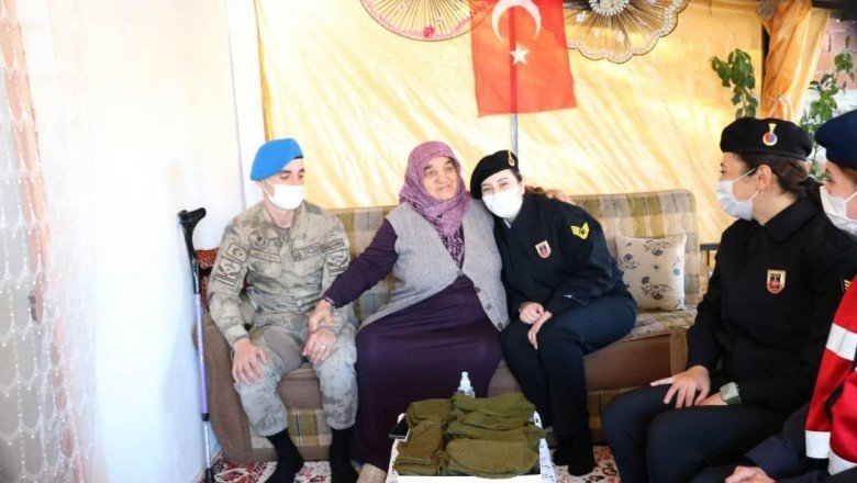 Ayşe teyze Mehmetçik’e ördüğü yün çoraplarla yürekleri de ısıttı