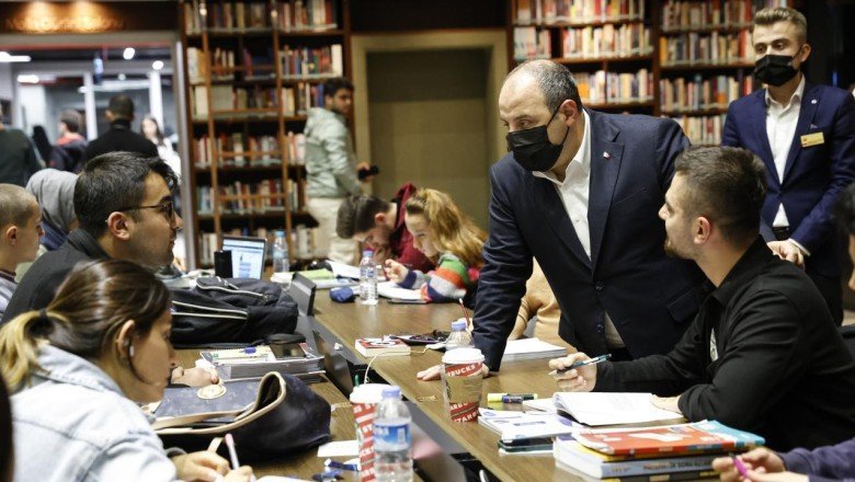 Bakan Varank, Fatih Merkez Kütüphanesi’nde gençlerle buluştu