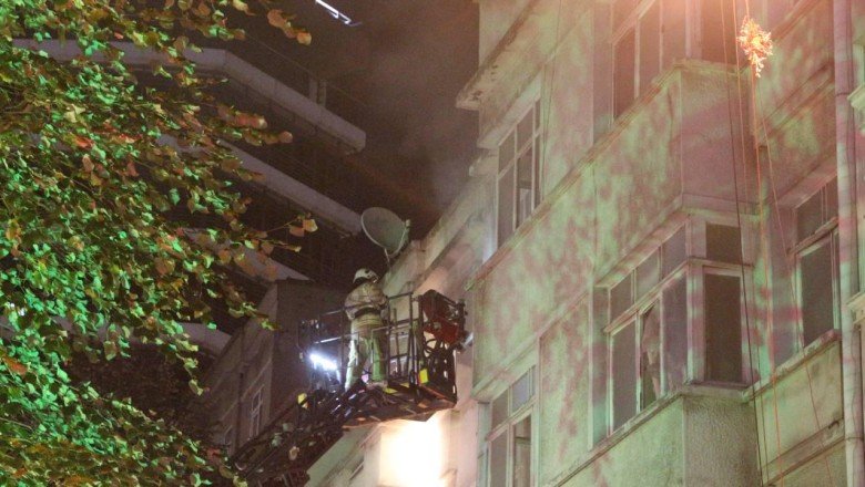 Beyoğlu’nda 4 katlı binada yangın
