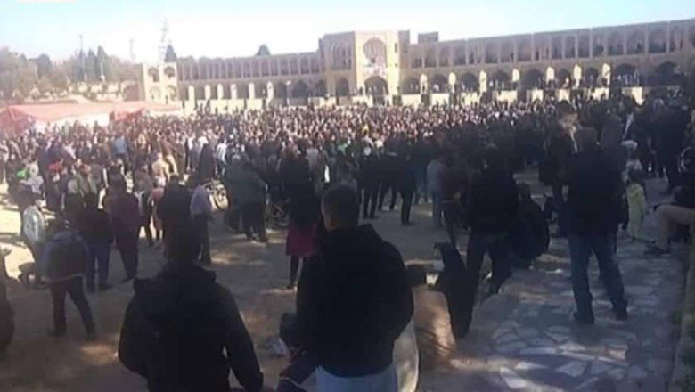 Binlerce kişi Zayende Irmağı’nın kurumaya terk edilmesini protesto etti