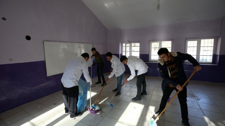 Bitlis’te üniversite öğrencileri ara tatilde köy okulunu onardı