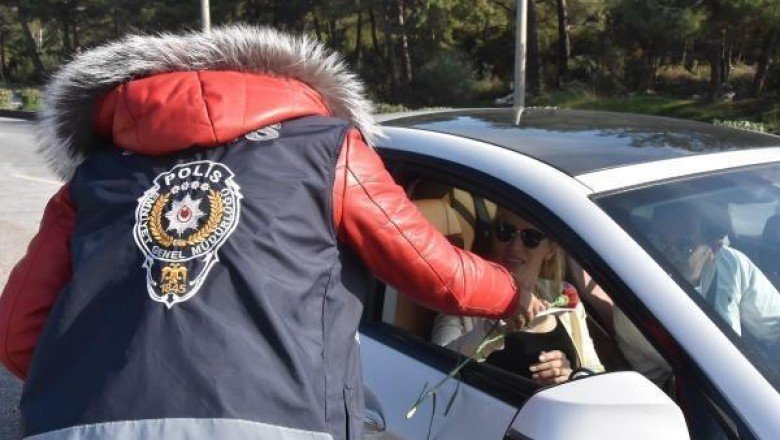 Bodrum'da, polis ekipleri kadın sürücülere karanfil dağtıp, KADES'i anlattı