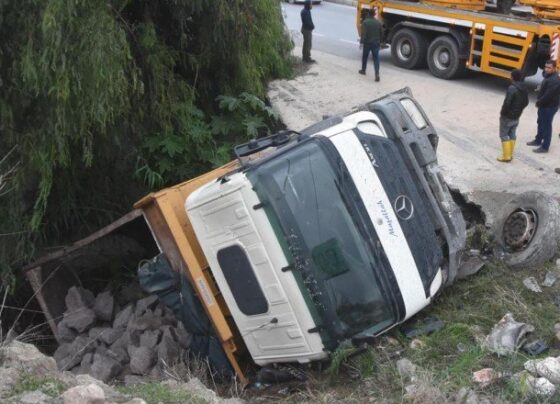 Bodrum’da hafriyat kamyonu dere yatağına yuvarlandı