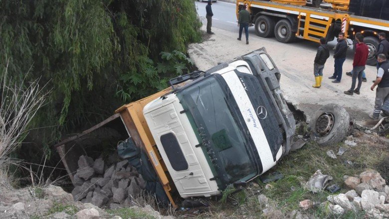 Bodrum’da hafriyat kamyonu dere yatağına yuvarlandı