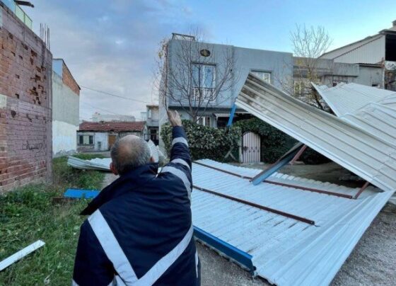 Bursa’da şiddetli lodos anaokulunun çatısını uçurdu