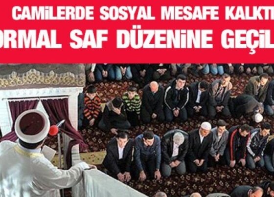 Camilerde sosyal mesafe kuralı kaldırıldı: Normal saf düzeninde namaz kılınmaya başlandı