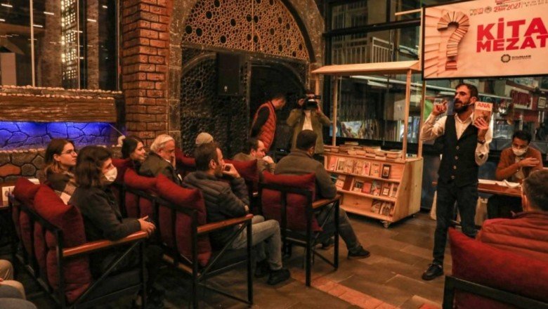 Diyarbakır’da kitap mezadı: Kitaplar açık artırma ile sahiplerini buldu