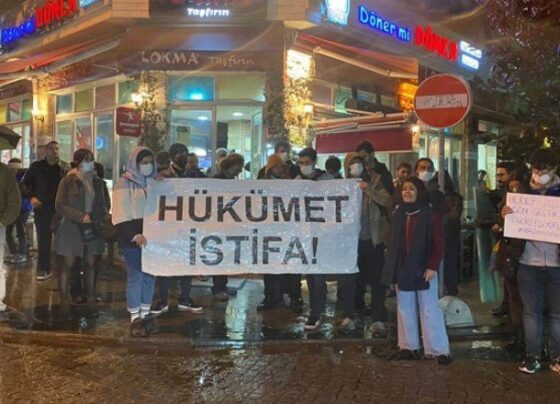 Dövizdeki yükselişin ardından SOL Genç ve yurttaşlardan protesto: Hükümet istifa!