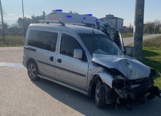 Düzce’de belediye otobüsüyle çarpışan hafif ticari araçtaki 2 kişi yaralandı