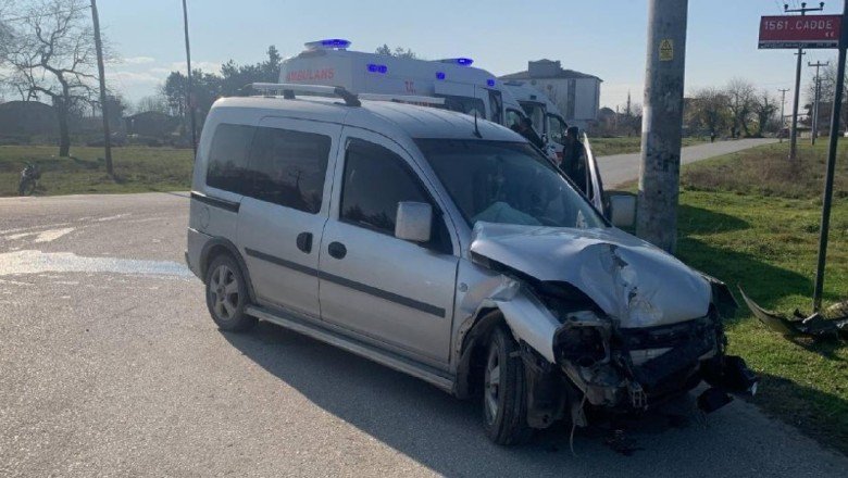 Düzce’de belediye otobüsüyle çarpışan hafif ticari araçtaki 2 kişi yaralandı