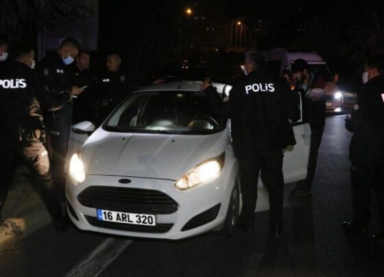 Ehliyetsiz ve alkollü sürücü polislere çarpacaktı