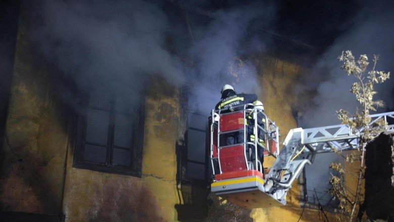 Erzurum’da iki katlı boş bina yandı