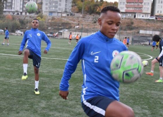 Hakkari’de 2 Afrikalı kadın futbolcu top koşturuyor
