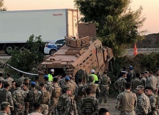 Hatay’da zırhlı askeri araç devrildi – Halk TV