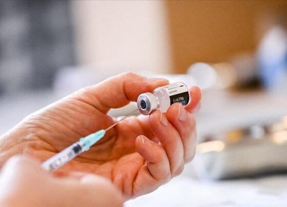 İngiltere’de 1 Nisan’dan itibaren sağlık çalışanları için Kovid-19 aşısı zorunlu olacak