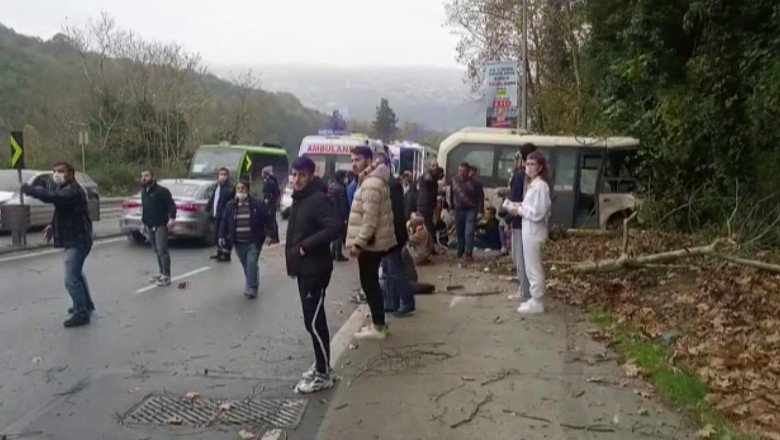 İstanbul’da yoldan çıkan minibüs ağaçlara çarptı: 12 yaralı