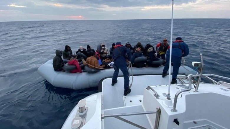 İzmir açıklarında 157 düzensiz göçmen kurtarıldı