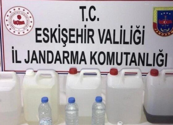 Kaçak içki üreten berber, jandarmanın operasyonuyla yakalandı