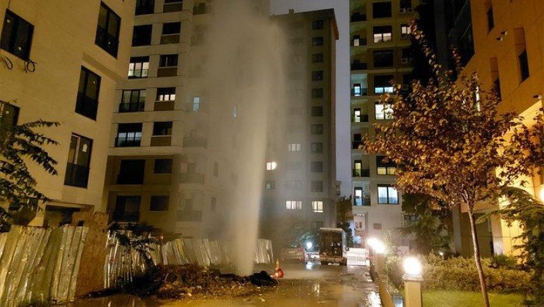 Kadıköy’de ilginç görüntü! Çalışma sırasında boru patladı, metrelerce yükseğe su fışkırdı