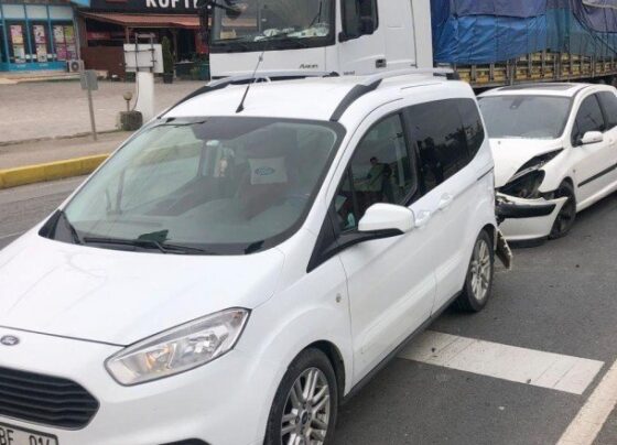 Kocaeli’de otomobil ve hafif ticari araç çarpıştı, 1 çocuk yaralandı