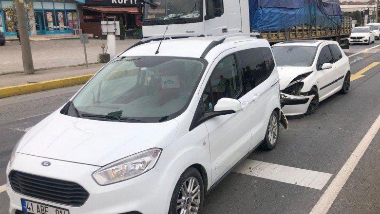 Kocaeli’de otomobil ve hafif ticari araç çarpıştı, 1 çocuk yaralandı
